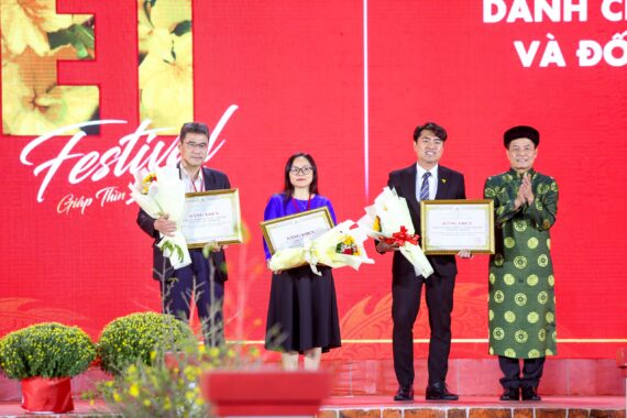 Chị Minh Huỳnh (áo xanh) - giám đốc Dự án Ngày của Phở đang nhận bằng khen cho những đóng góp của Ngày của Phở.